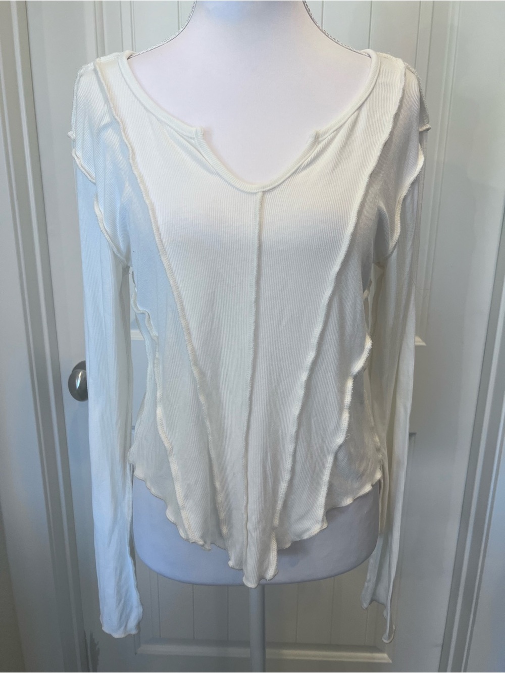 POL White Long-Sleeve Raw-Edge Seams Flattering V Angled Lettuce Hem Top Sz Lrg